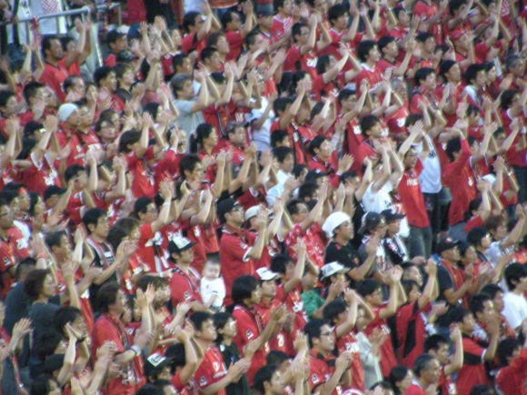 国立競技場には浦和レッズサポーターたちの応援が響き渡った